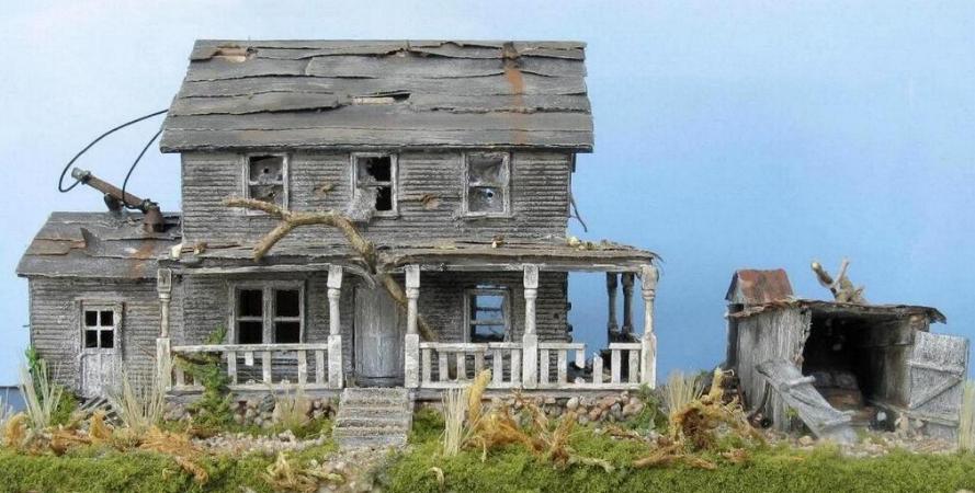 HO scale abandoned House